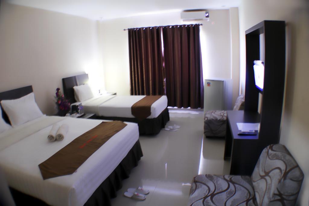 Grand Duta Hotel Palu Eksteriør billede